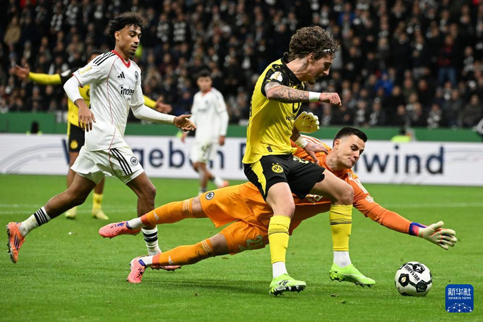 赛地聚焦:德国杯冲刺阶段热度飙升;法兰克福回应争议;球迷炸锅;球队文化再被提及的简单介绍-开云体育平台